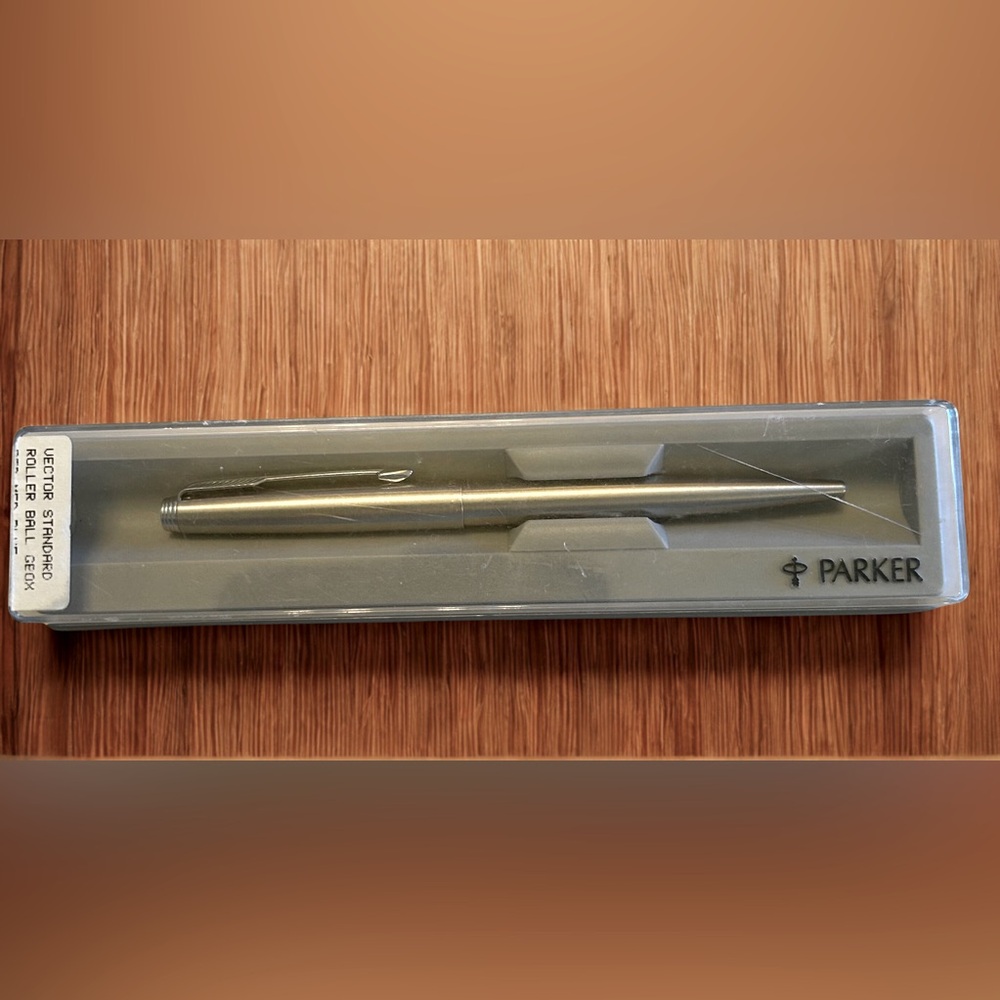 Parker Chrome Rollerball Pen. Vector Standard Rollerball GEOX